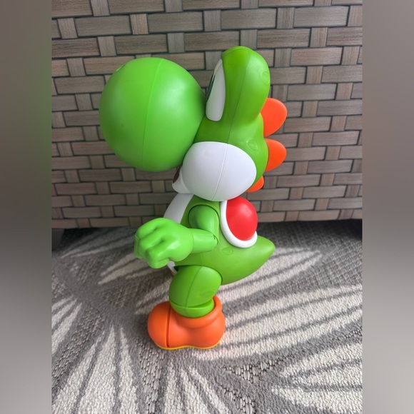 Nintendo Super Mario Let's Go, Yoshi! 12-Inch-Tall Interactive Action Figure - Picture 5 of 6
